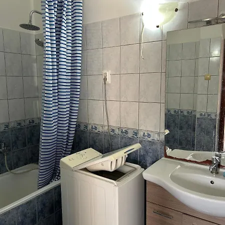 Апартаменты Garden Free Parking Air-conditioned