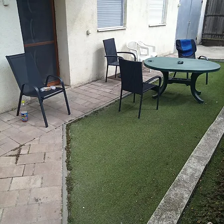 Апартаменты Garden Free Parking Air-conditioned